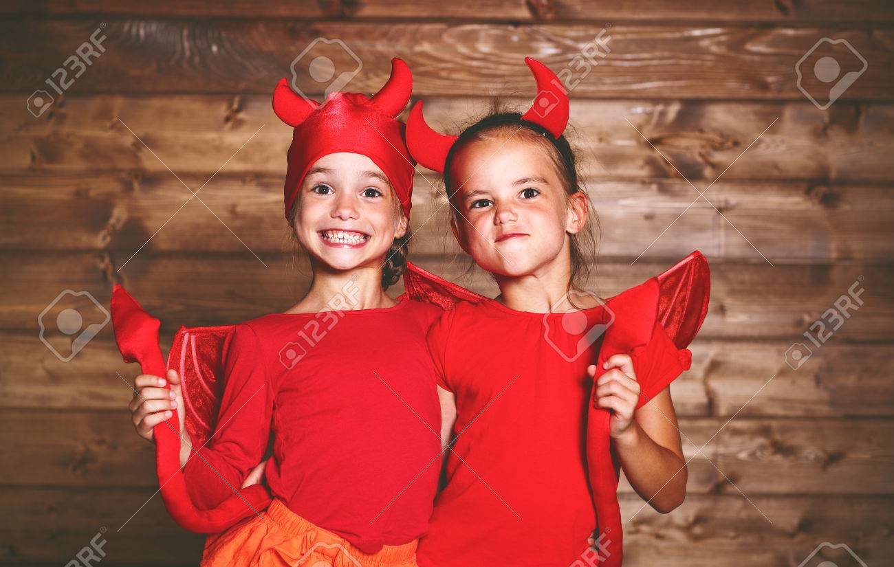 Feiertag Halloween Lustige Lustige Schwestern Zwillinge Kinder In Karneval Kostume Teufel Auf Einem Holzernen Hintergrund Lizenzfreie Fotos Bilder Und Stock Fotografie Image 84744706