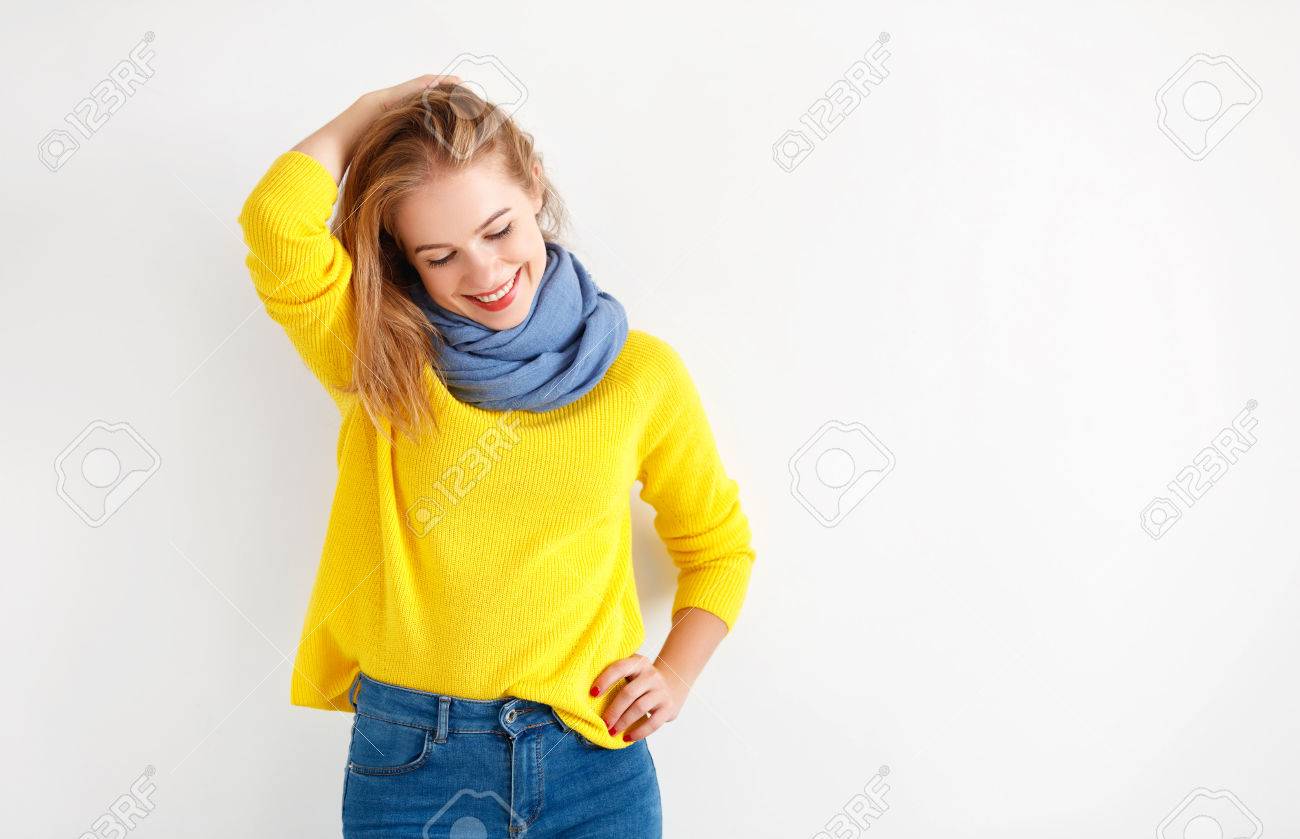 白地に黄色いセーターの幸せな若い女 の写真素材 画像素材 Image 白地に黄色いセーターの幸せな若い女 の写真素材 画像素材 Image