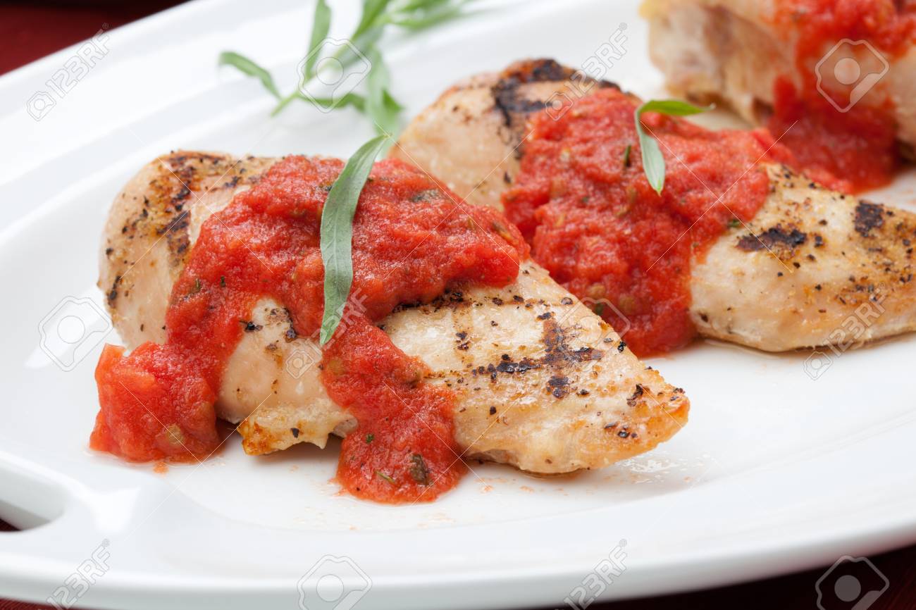 鶏胸肉のグリル フレッシュ トマトのタラゴンのソース ほうれん草 柑橘類のサラダ オレンジ ジュース の写真素材 画像素材 Image