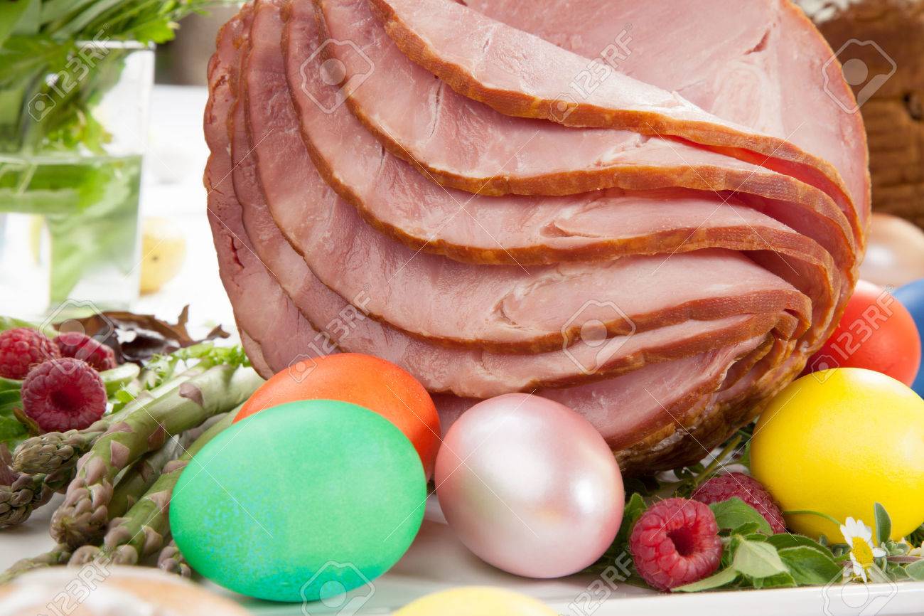 丸ごと焼き蜂蜜スライスハム新鮮なラズベリー アスパラガス 染めエステル卵 イースター ケーキとパンの十字 春の花 の写真素材 画像素材 Image