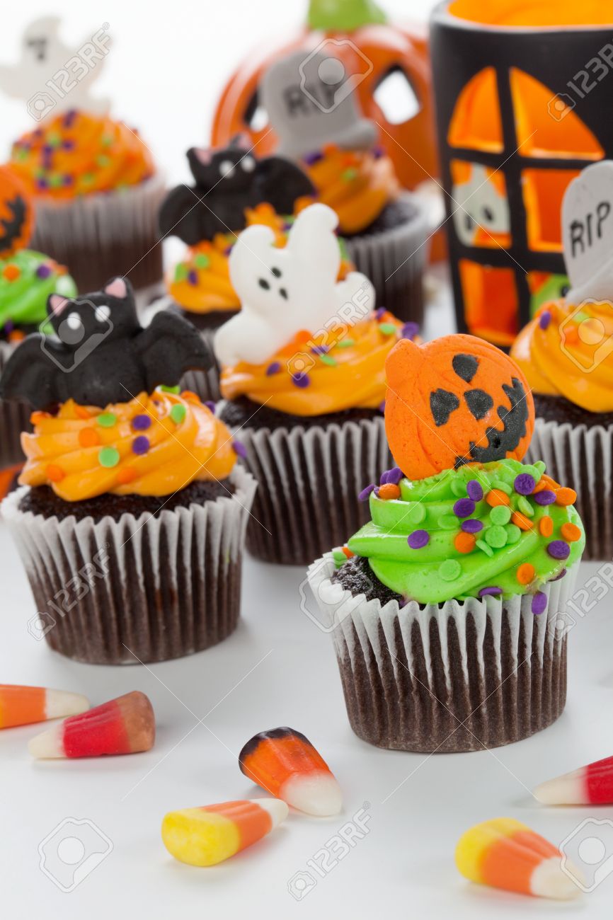 halloween cupcake with jack o lantern and bat decorations surrounded by halloween cupcakes - Decorated Halloween Cupcakes halloween cupcake with jack o lantern and bat decorations surrounded by halloween cupcakes - Decorated Halloween Cupcakes