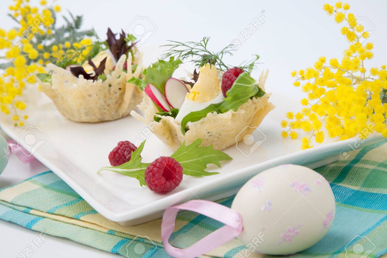 フレッシュなガーデン サラダ ゆで卵 新鮮なラズベリーとパルメザン チーズ バスケットがいっぱい イースターには 卵 春の花 休日のテーマが飾られています 白 の写真素材 画像素材 Image
