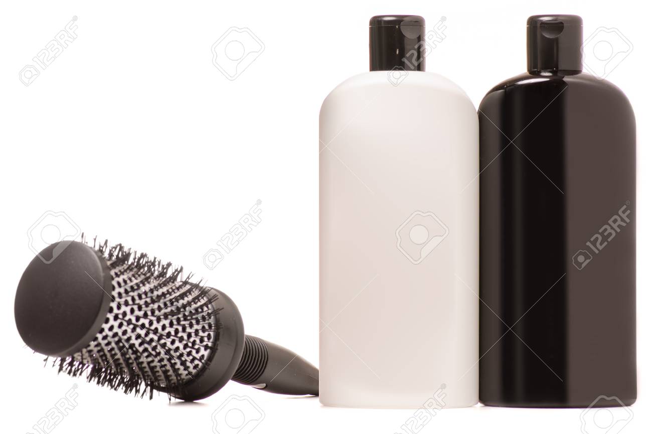 白い背景の分離のヘアシャンプーとヘアコームのボトル の写真素材 画像素材 Image