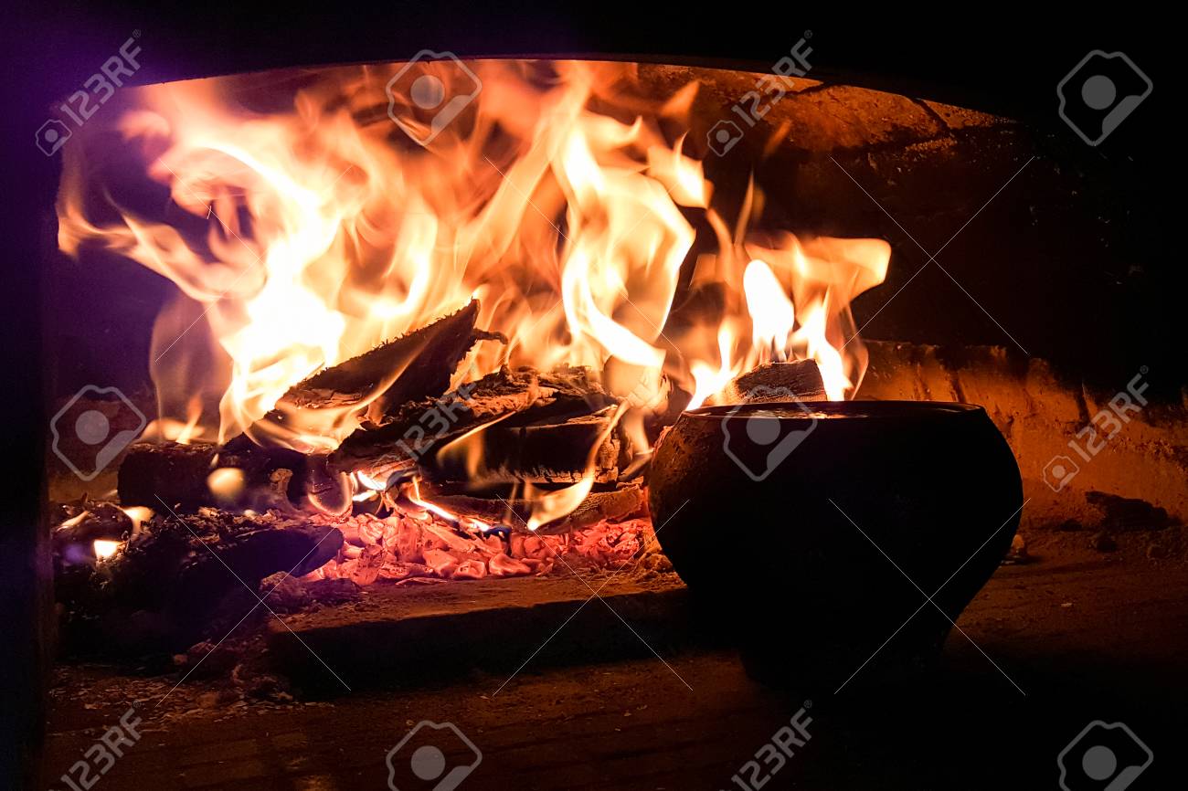 Pot En Fonte Avec De L Eau A L Interieur Du Poele Russe Flamme De