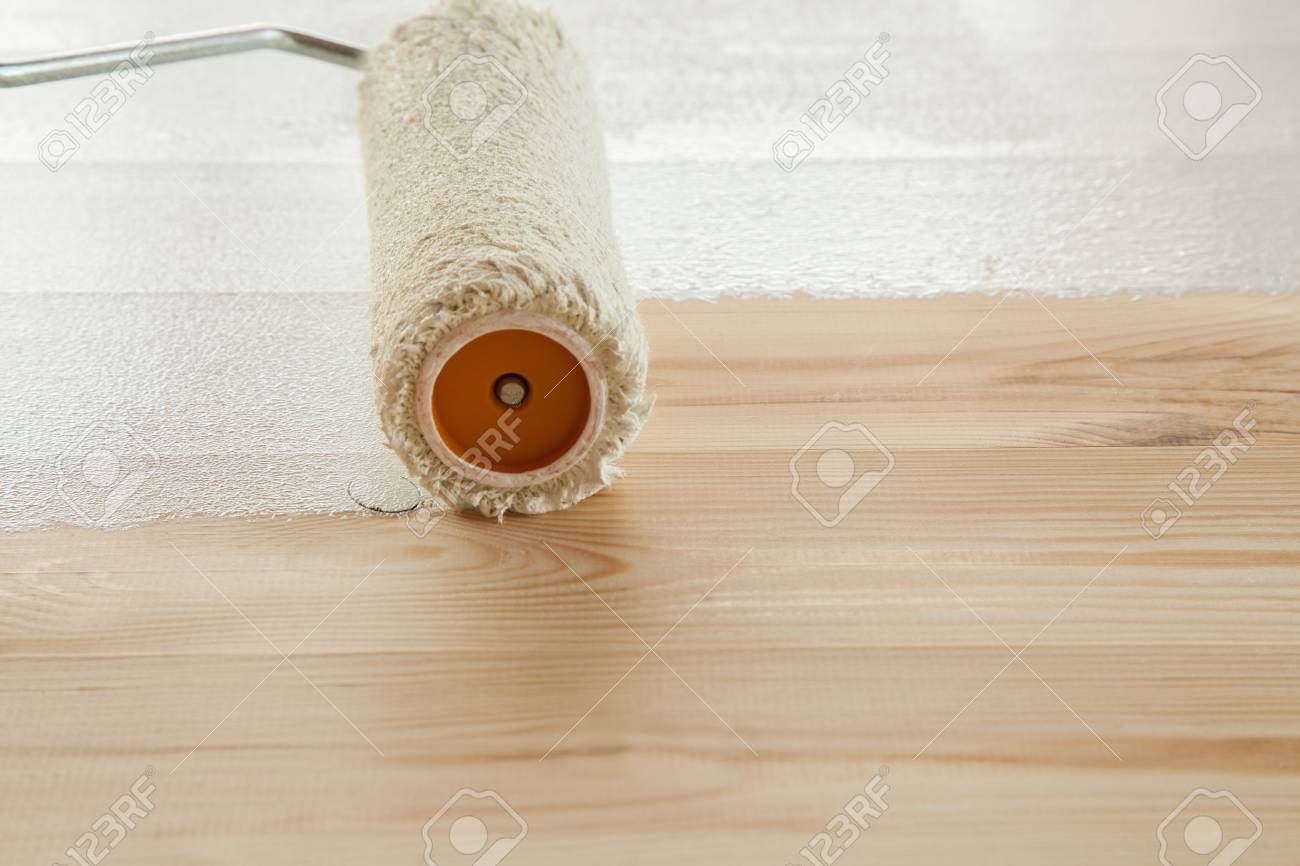 Rollerfarben Weiss Lackieren Einen Frischen Holzboden Lizenzfreie Fotos Bilder Und Stock Fotografie Image 83210403
