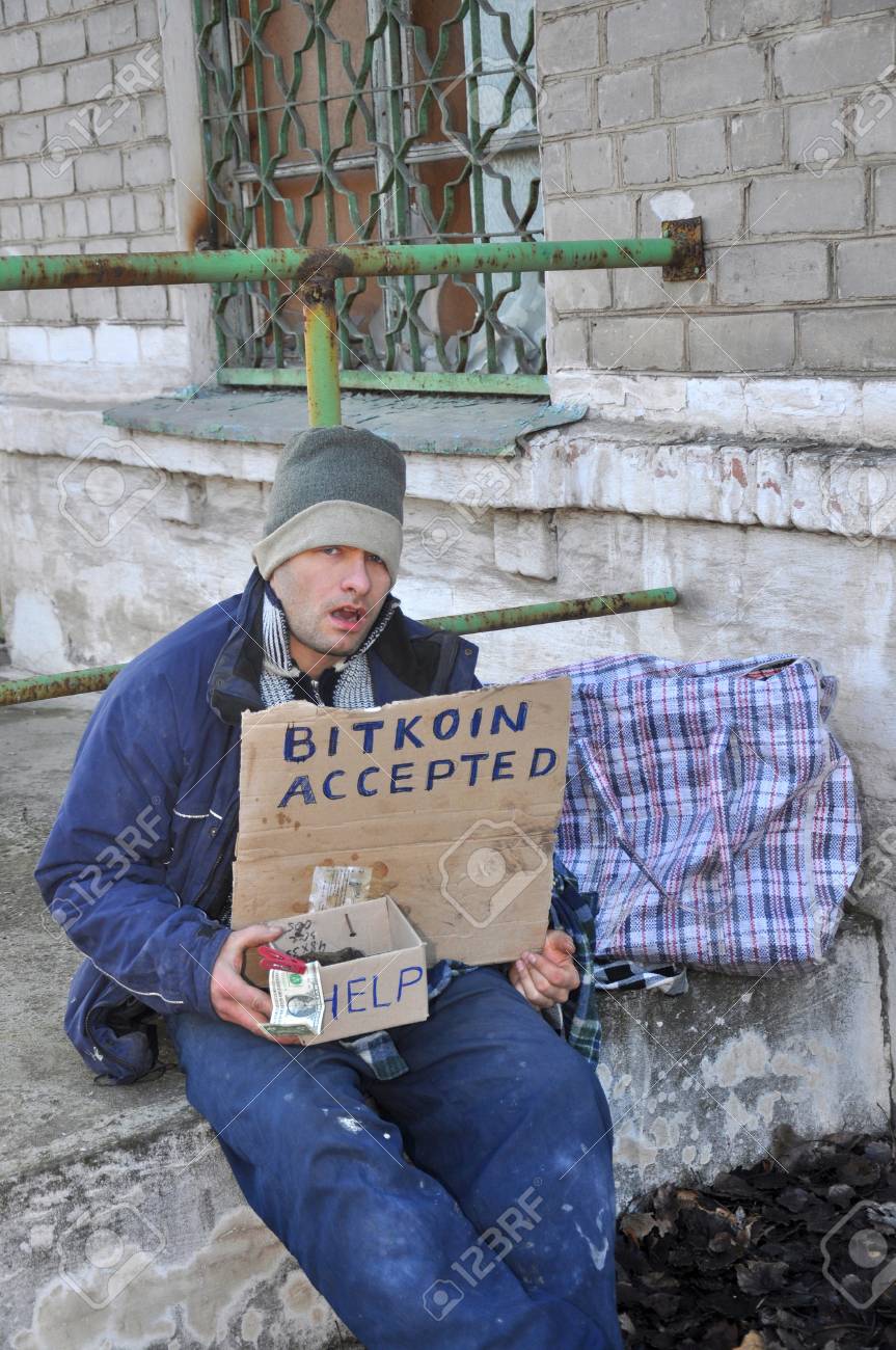 노숙자가 길거리에서 돈을 요구합니다. 비트 코인 허용 로열티 무료 사진, 그림, 이미지 그리고 스톡포토그래피. Image  104259004