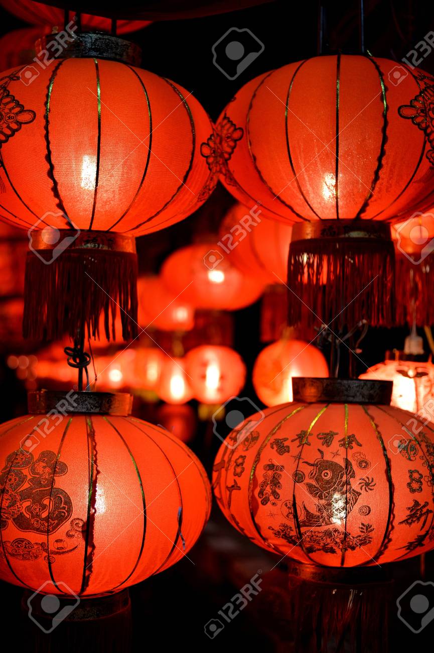 夜 記号中国の新年の明るい中国提灯の選択と集中 の写真素材 画像素材 Image