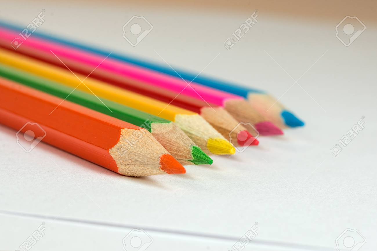 Crayons De Couleur Pour Dessiner Couché Sur Une Feuille De Papier Vierge