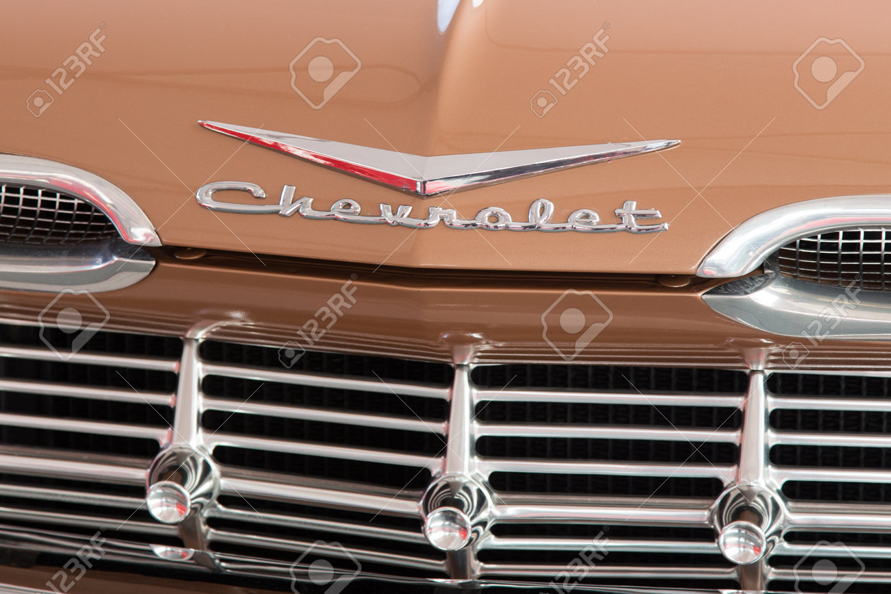 イスタンブール トルコ 14 年 6 月 7 日 イスタンブールのコンクール デレガンスでシボレーのロゴ コンクール デレガンスは 100 年以上の高級車の収集を参照します の写真素材 画像素材 Image