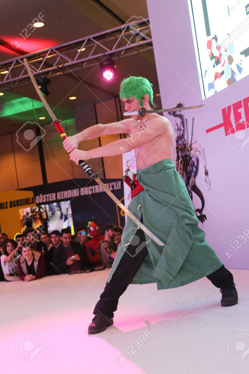 Gamex ゲーム ルトフィ キルダ国際コンベンション アンド エキシビション センターでフェア中に衣装のイスタンブール トルコ 15 年 12 月 日 コスプレイヤー少年 の写真素材 画像素材 Image