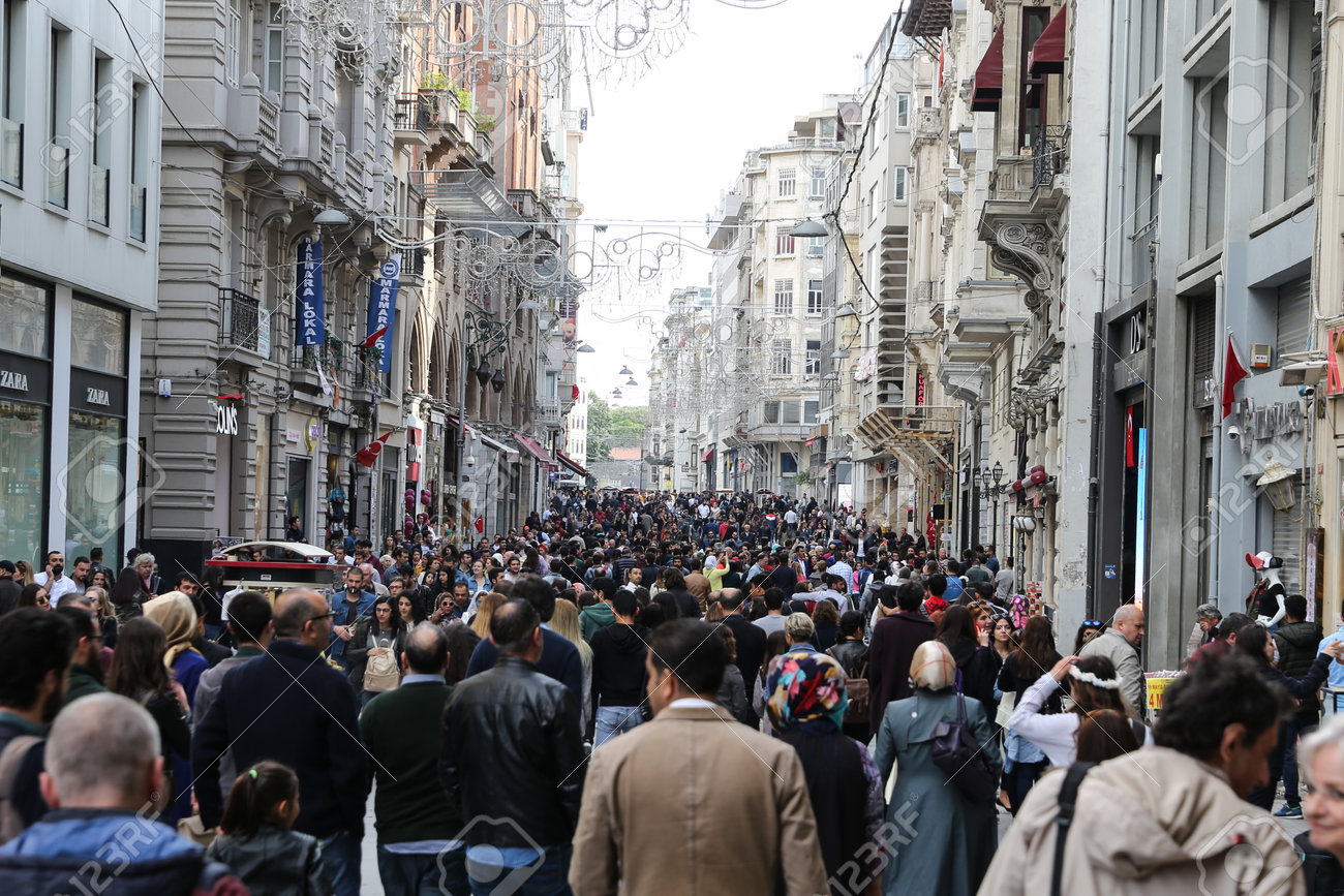 イスティクラル通りのイスタンブール トルコ 17 年 5 月 19 日 人々 イスティクラル通りは ショッピングやエンターテイメント イスタンブールの最も人気のある目的地です の写真素材 画像素材 Image