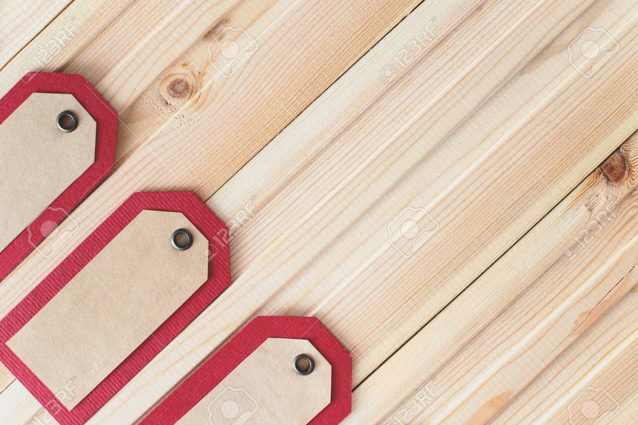 リサイクル クラフト無料コピー スペース ヴィンテージの木製テーブルの背景の行に赤タグを紙します 平面図です サンプルをモックアップします の写真素材 画像素材 Image 89991861