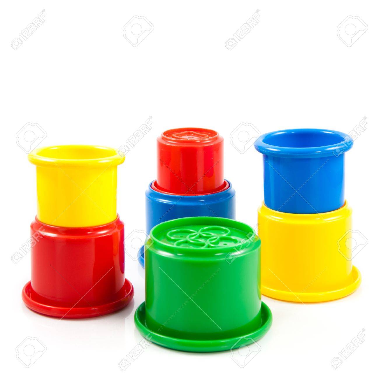 Juguetes Coloridos Para Los Niños. Coloridos Vasos De Juguetes Coloridos Para Los Niños. Coloridos Vasos De