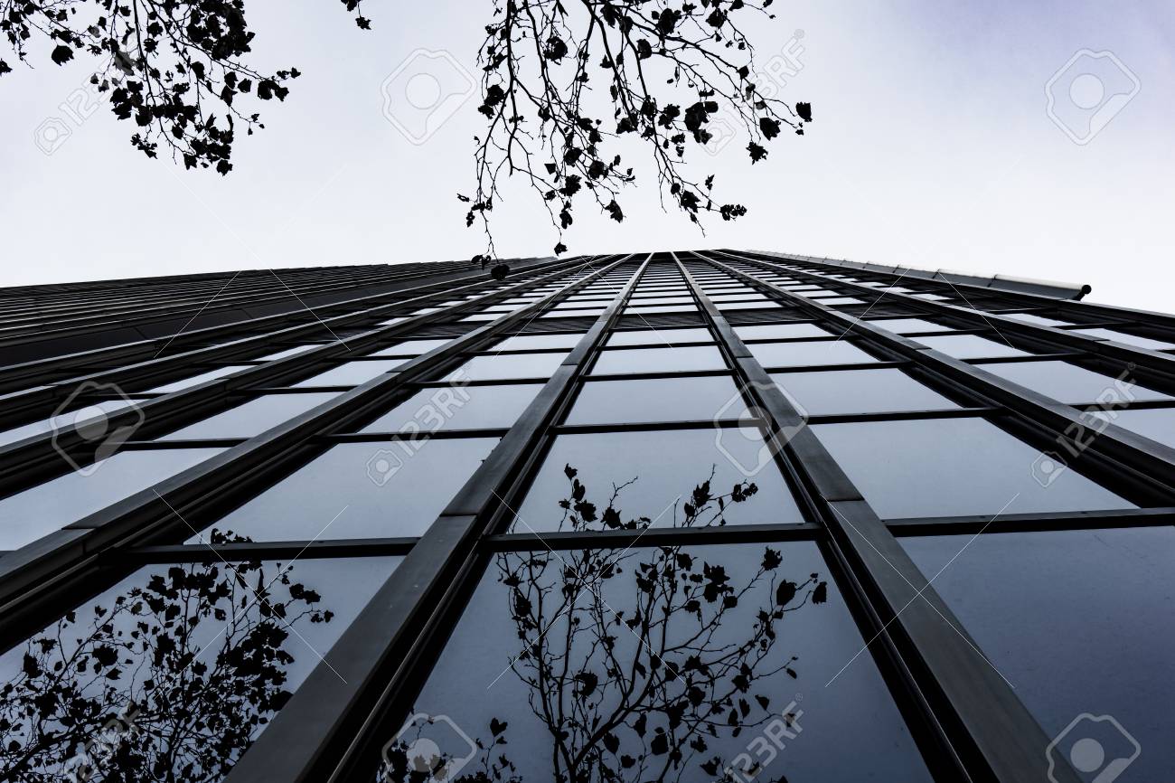 moderne architektur wolkenkratzer moderne architektur wolkenkratzer bürogebäude glass silhouetten von wolkenkratzern standardbild 76717606 moderne architektur wolkenkratzer moderne architektur wolkenkratzer bürogebäude glass silhouetten von wolkenkratzern standardbild 76717606