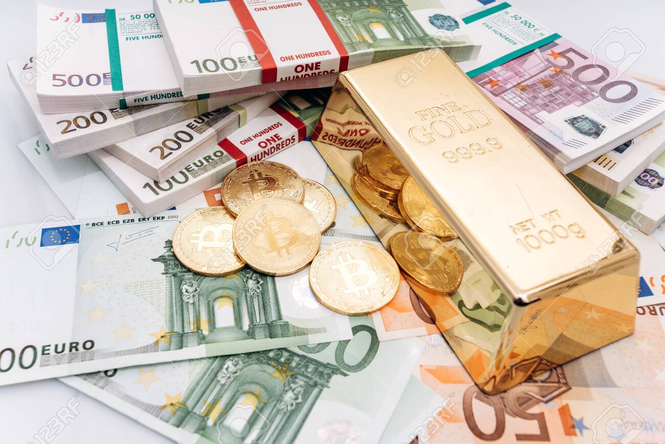 ビットコインユーロ紙幣と金塊の紙幣とBTC金貨。ビットコインと金はユーロ紙幣に横たわっているの写真素材・画像素材 Image 137354560