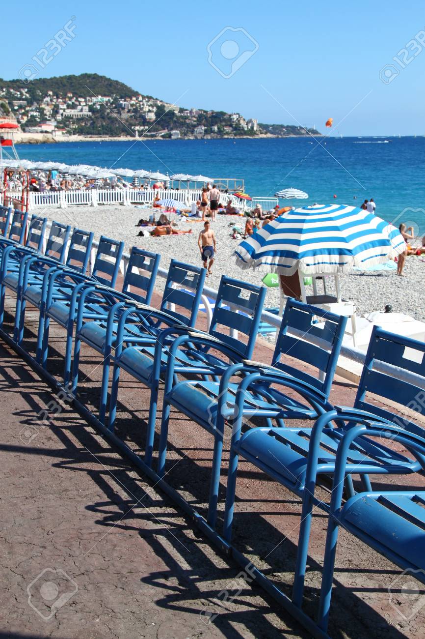 Ombrelloni E Fila Di Sedie Sulla Spiaggia Di Nizza Città Nel Sud Della Francia Costa Azzurra