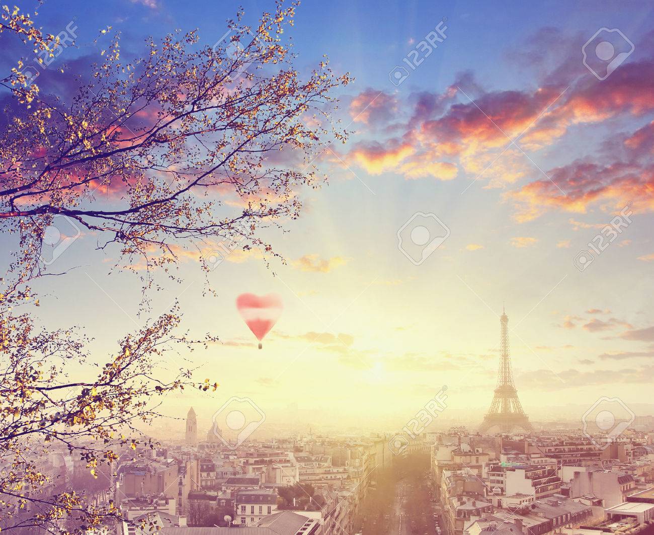 日没のヴィンテージ色の画像のエッフェル塔とパリの街並みの眺め ビジネス 愛 旅行のコンセプト の写真素材 画像素材 Image