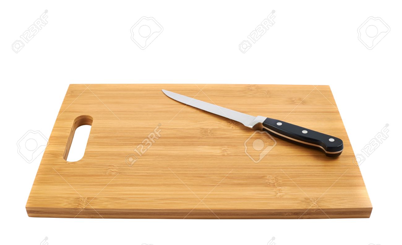 Couteau de cuisine en acier sur la planche à découper en bois isolé sur fond blanc Couteau de cuisine en acier sur la planche à découper en bois isolé sur fond blanc