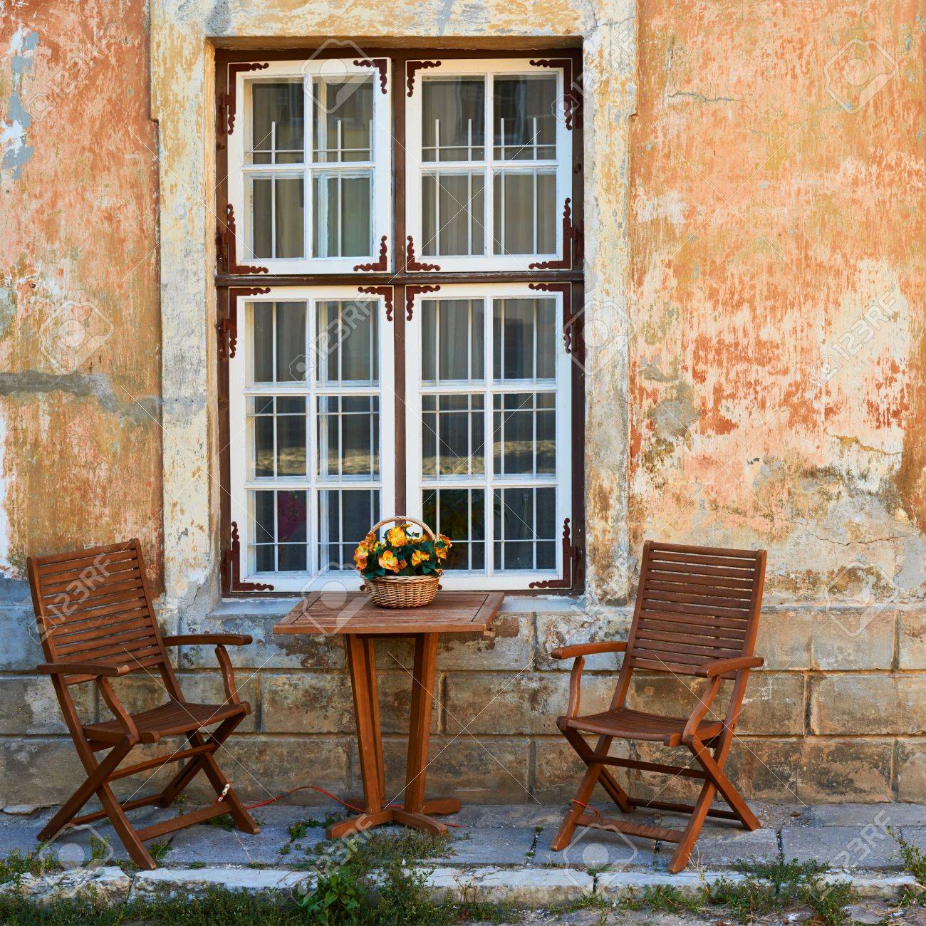 Une À Bois De Que Deux En L'ancienne Dîner Face Table La Composition Et Chaise L'extérieur Façade W2IHDbEYe9