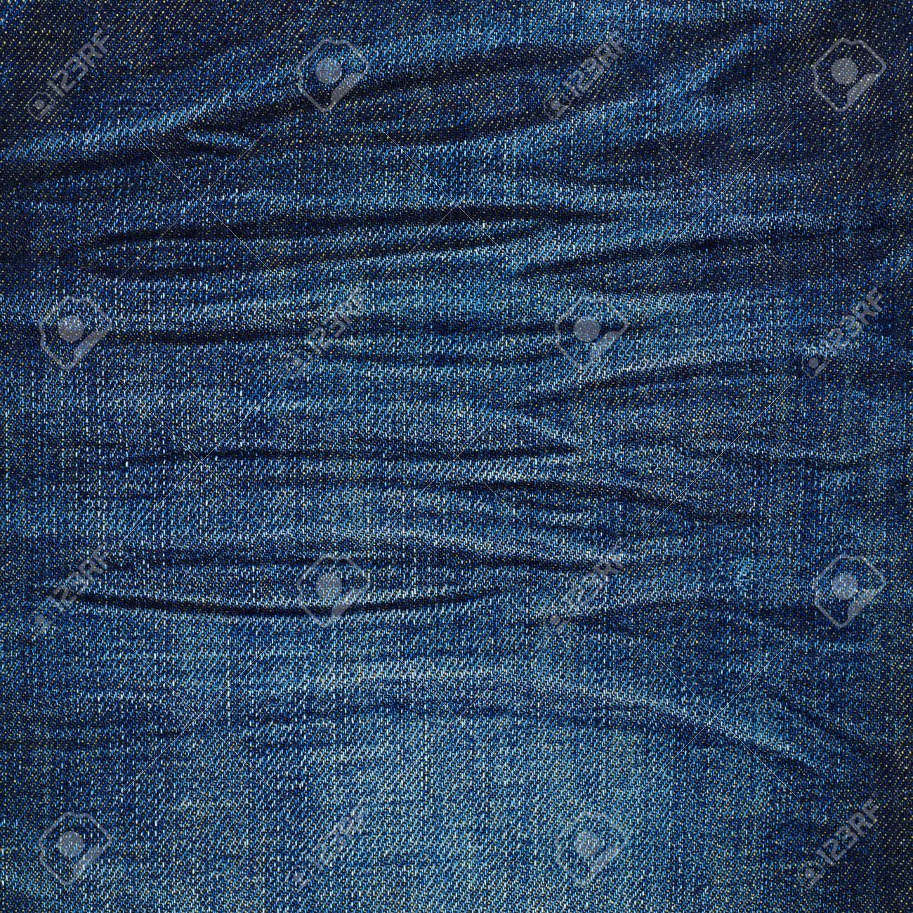 しわの暗い紺デニム ジーンズ テクスチャ背景組成として の写真素材 画像素材 Image