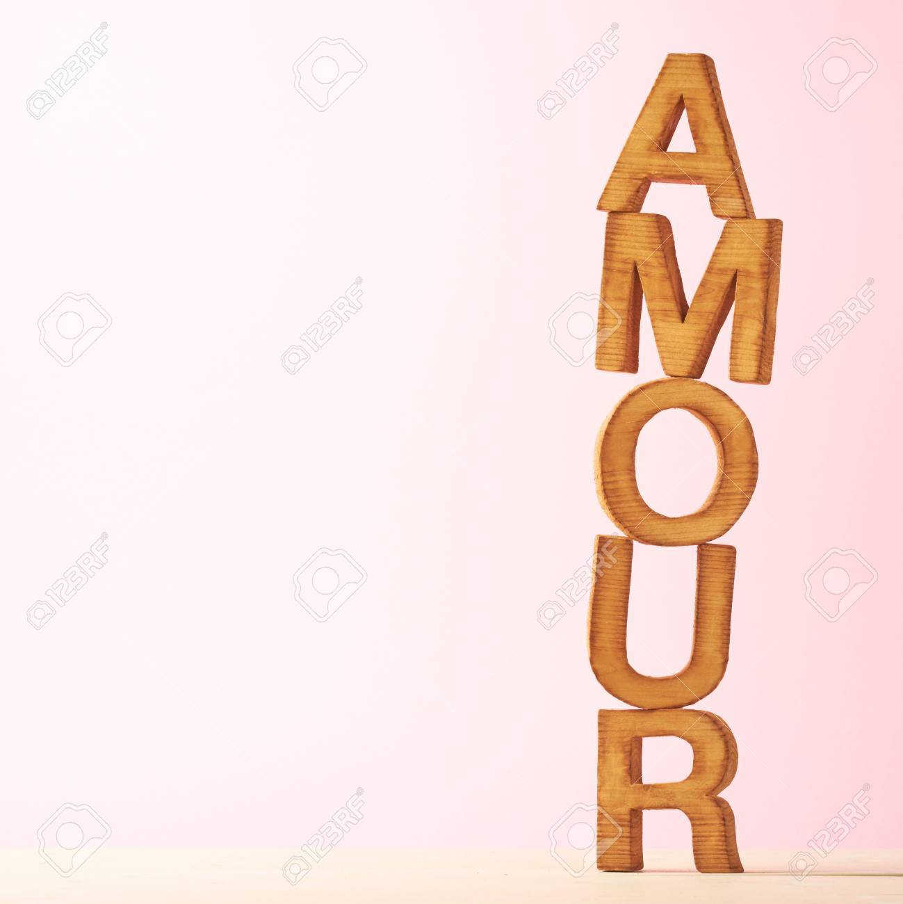 アムール ピンク背景に木製のブロック体の組成とフランス語で愛を意味の単語します の写真素材 画像素材 Image