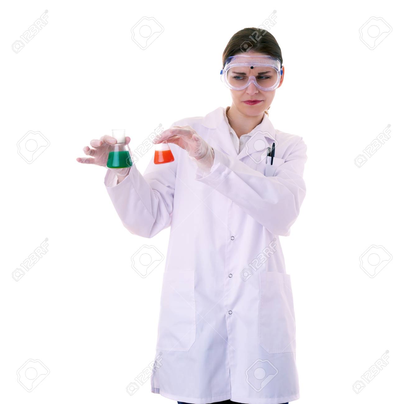 白衣とおずおずと物質 医療 専門職 科学概念とフラスコを保持分離白地でプラスチックの保護眼鏡の女性アシスタントの科学者 の写真素材 画像素材 Image