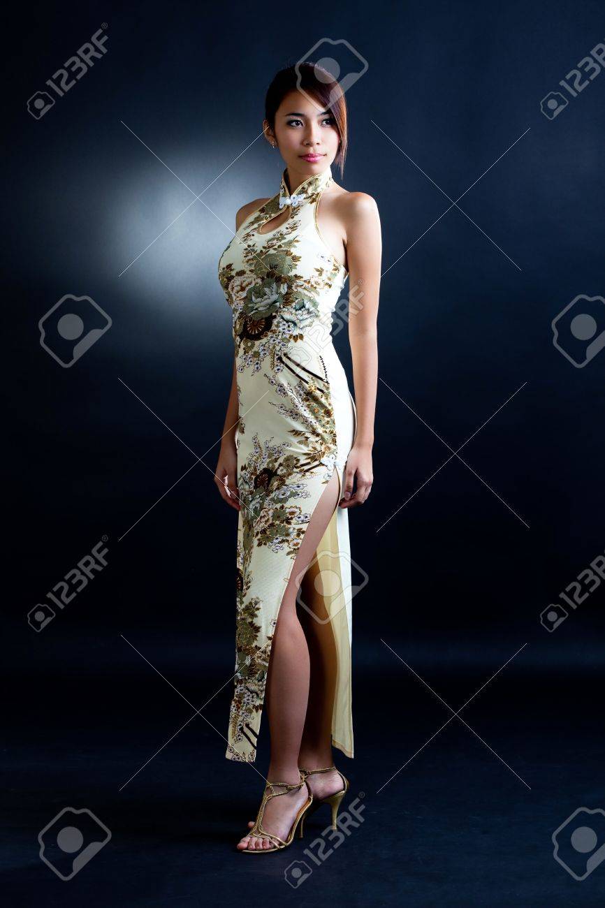Asian Junge Frau Tragt Traditionelle Chinesische Kleidung Cheong Sam Lizenzfreie Fotos Bilder Und Stock Fotografie Image 4096294