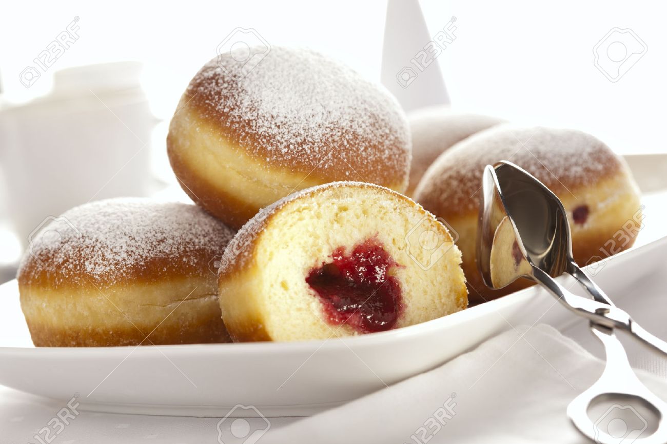 ラズベリー ジャムでいっぱいビスマルク ドーナツ の写真素材 画像素材 Image