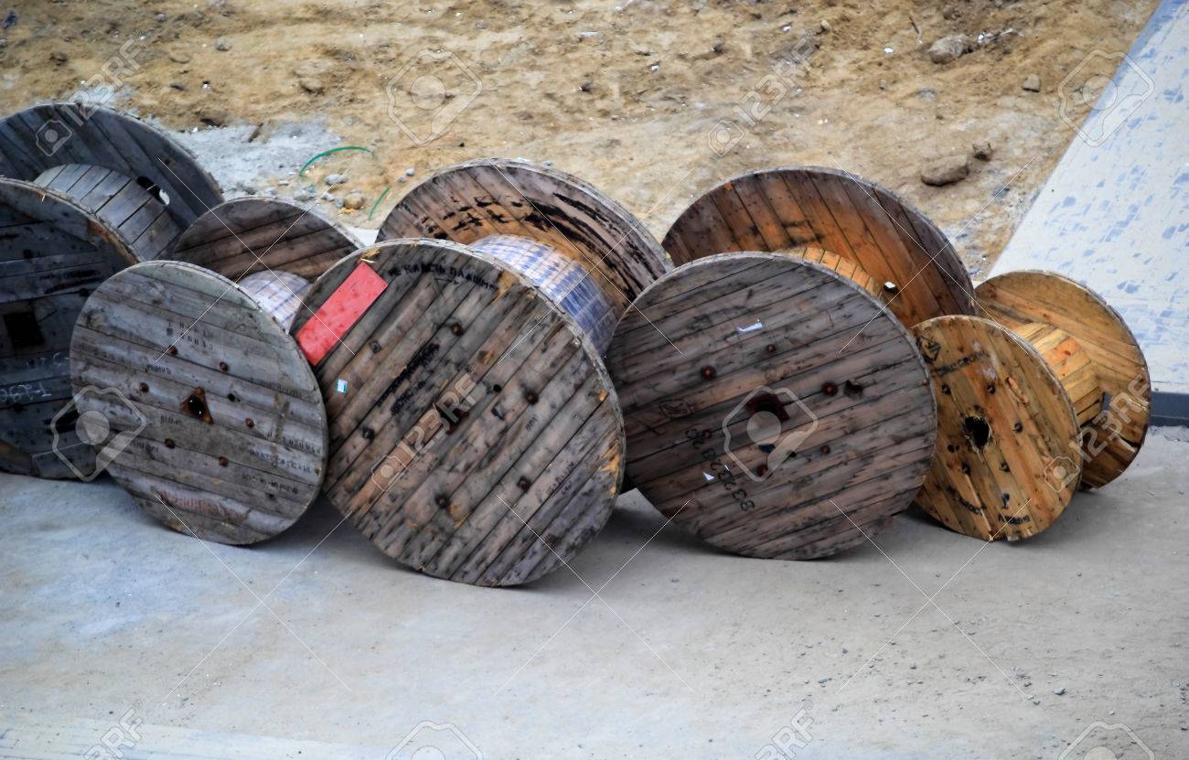 Bobinas De Madera Para Cable El Patio De La Construcción Fotos, Imágenes Y Fotografía De Archivo Libres De Derecho. Image 33465034.
