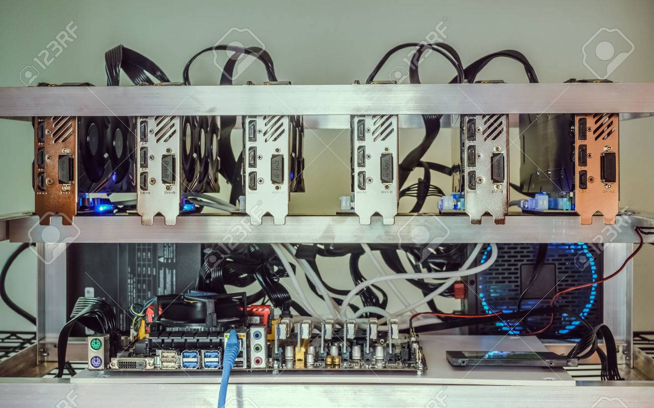 Fundo De Criptomoeda (plataforma De Mineração), Plataforma De Mineração De  Criptomoeda Usando Placas Gráficas Para Minerar Criptomoedas Digitais, Como  Bitcoin, Ethereum E Outras Altcoins. Foto Royalty Free, Gravuras, Imagens e  Banco de