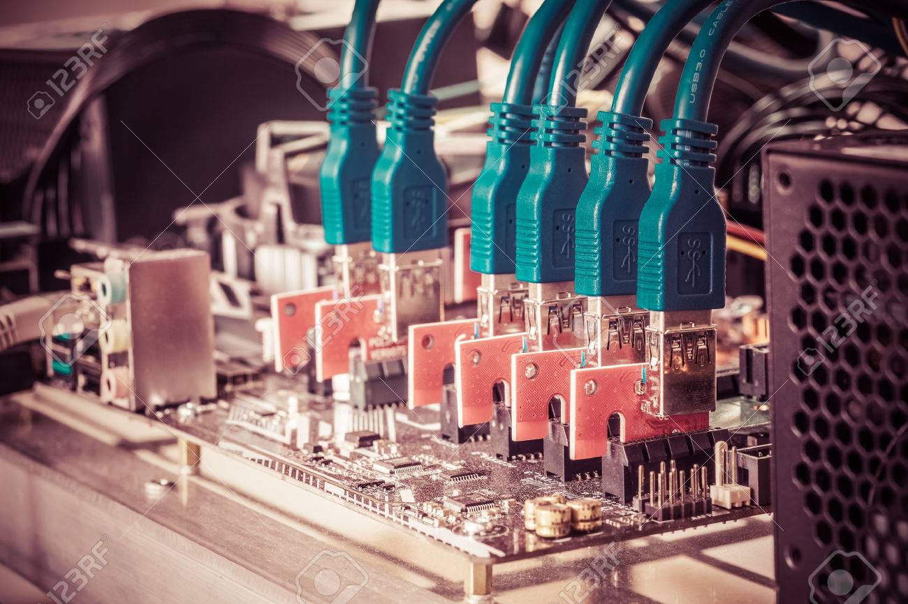 Fondo De Cryptocurrency (aparejo De La Minería), Cierre De La Tarjeta  Ascendente De PCIE Enchufe A La Placa Madre Para La Máquina Del Aparejo De  La Explotación Minera A La Mina Para