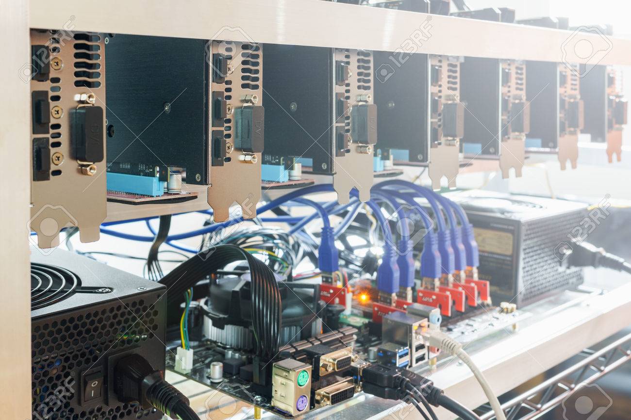 Fundo De Criptomoeda (plataforma De Mineração), Plataforma De Mineração De  Criptomoeda Usando Placas Gráficas Para Minerar Criptomoedas Digitais, Como  Bitcoin, Ethereum E Outras Altcoins. Foto Royalty Free, Gravuras, Imagens e  Banco de