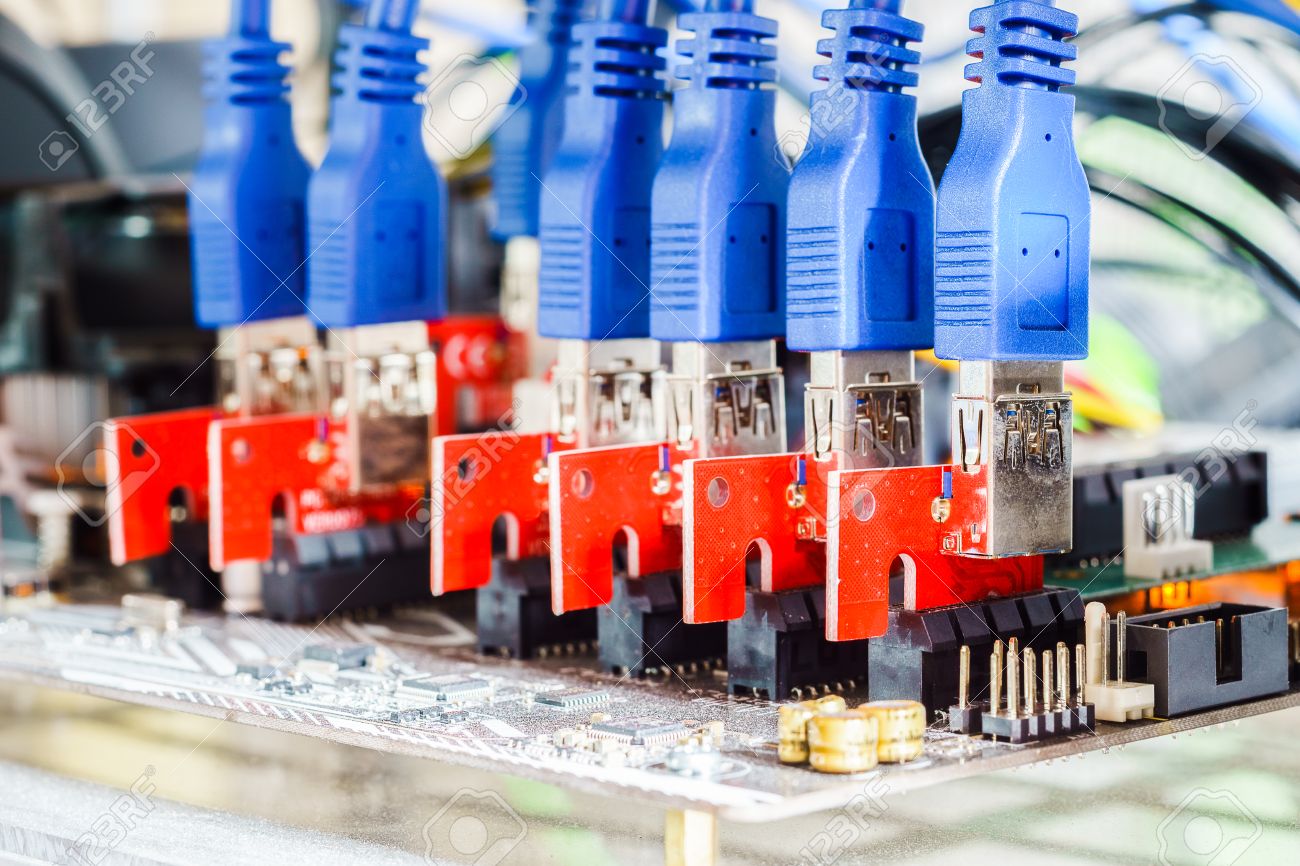 Bitcoin イーサリアム その他のアルトコインなどのデジタル暗号侵害の採掘リグマシンのために Pcie ライザーカードプラグをマザーボードに取り付けます の写真素材 画像素材 Image Bitcoin イーサリアム その他のアルトコインなどのデジタル暗号侵害の採掘リグマシンのために Pcie ライザーカードプラグをマザーボードに取り付けます の写真素材 画像素材 Image