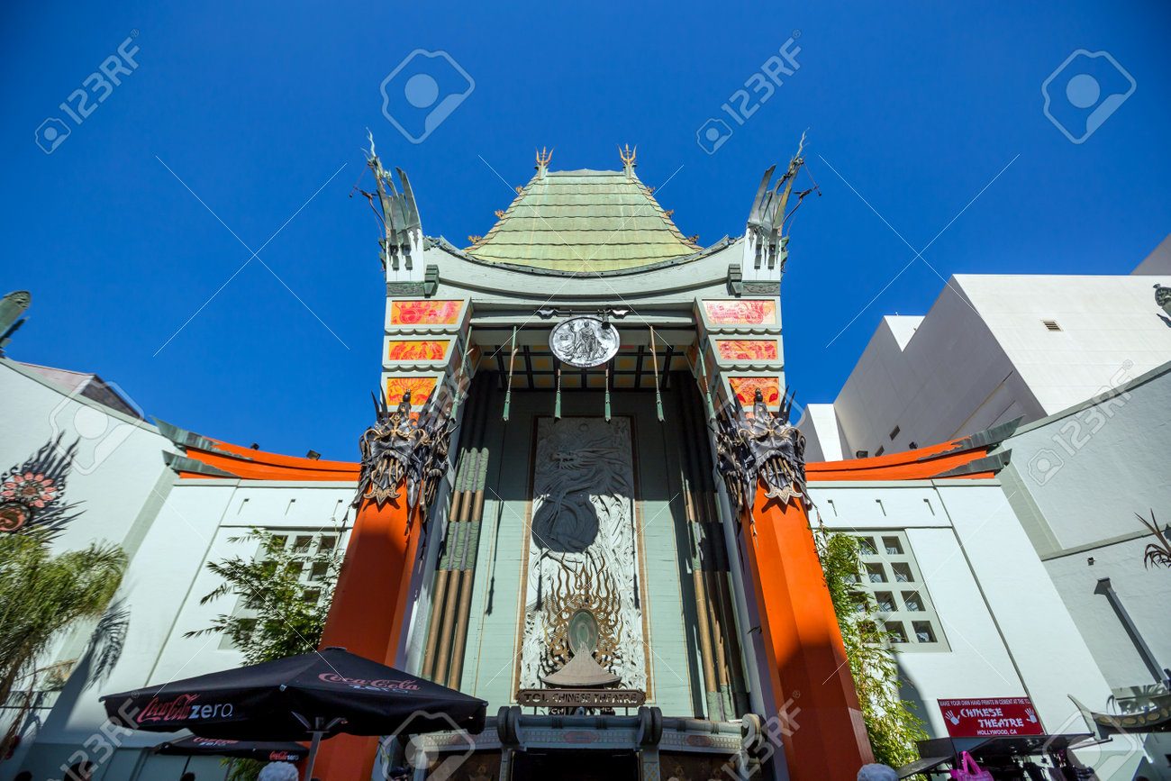 ロサンゼルス 10 月 25 日 グローマンズ チャイニーズ シアター 14 年 10 月 25 日にロサンゼルス カリフォルニア州 ほぼ 0 のハリウッド有名人手形がある足跡とその前庭のコンクリートでサイン の写真素材 画像素材 Image