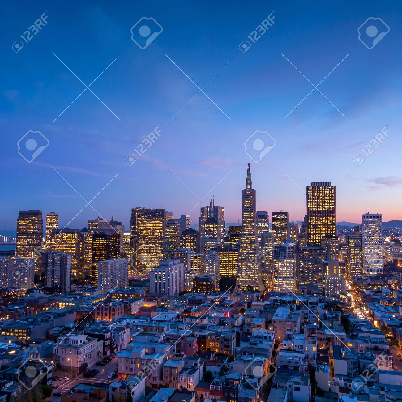 Schone Aussicht Auf Business Center In Der Innenstadt Von San Francisco Bei Sonnenuntergang Lizenzfreie Fotos Bilder Und Stock Fotografie Image