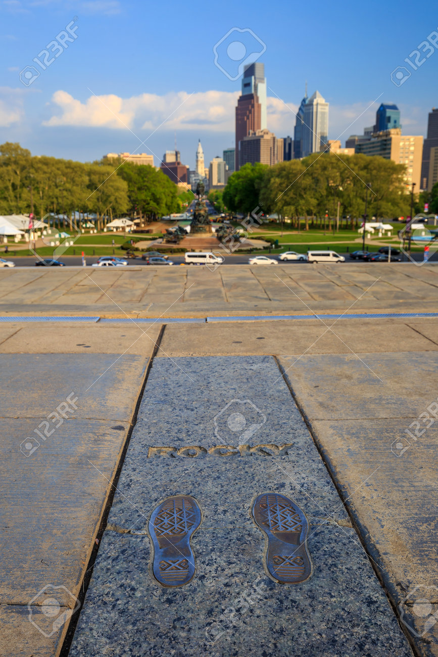 フィラデルフィア 5 月 8 日 ロッキー ステップ フィラデルフィア アメリカの Phialdelphia 美術館のすぐ外立っている名前 ロッキー のスニーカーの足跡の銅インレイ 8 15 とがあります の写真素材 画像素材 Image