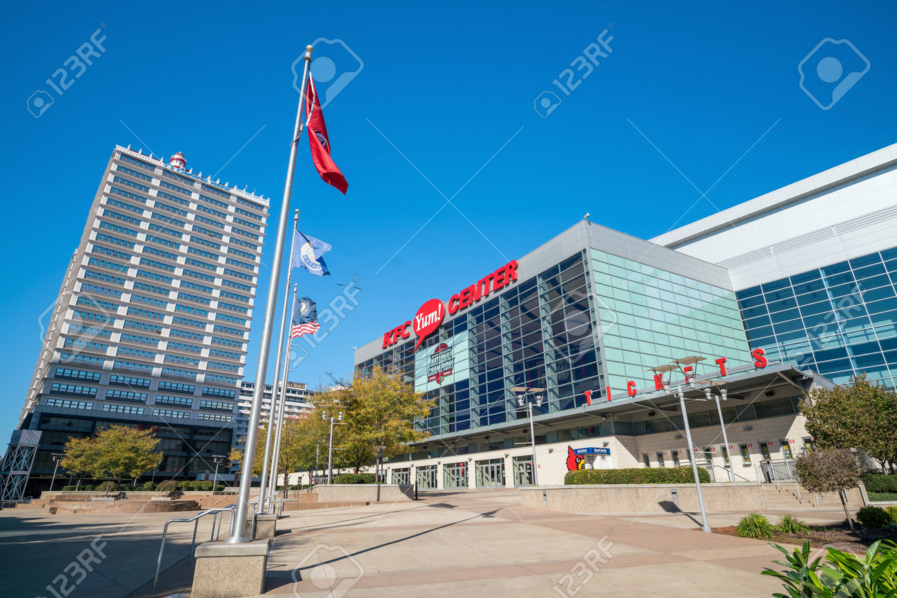 ルイビル ケンタッキー州 アメリカ合衆国 11 月 9 日 Kfc ヤム 写真センターは 16 年 11 月 9 日にルイビル大学バスケット ボール チームに家 の写真素材 画像素材 Image