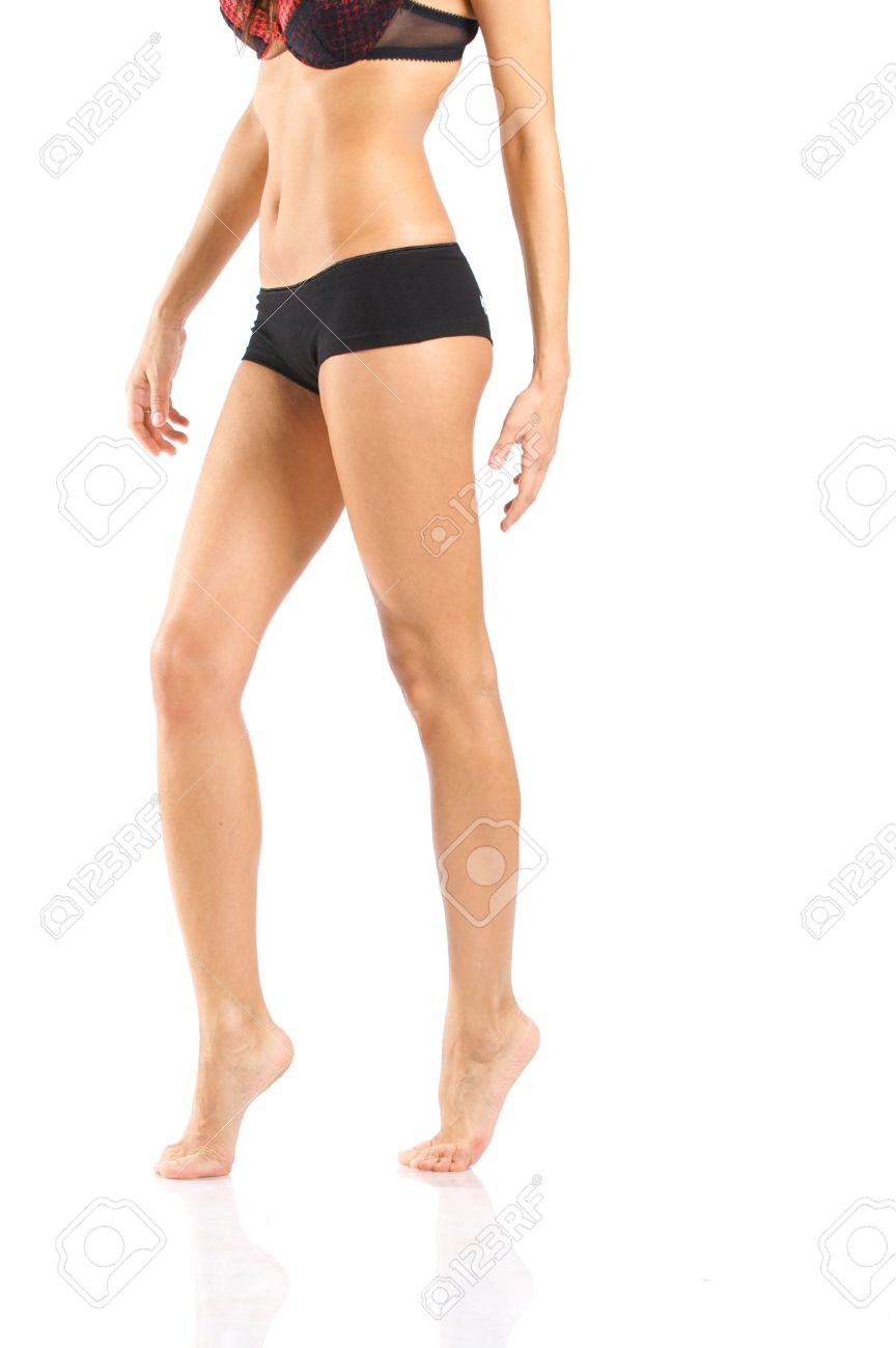 La Niña Desnuda Va De Puntillas. Una Foto Sin Rostro En El Estudio Sobre Un  Fondo Blanco. Fotos, retratos, imágenes y fotografía de archivo libres de  derecho. Image 3015844