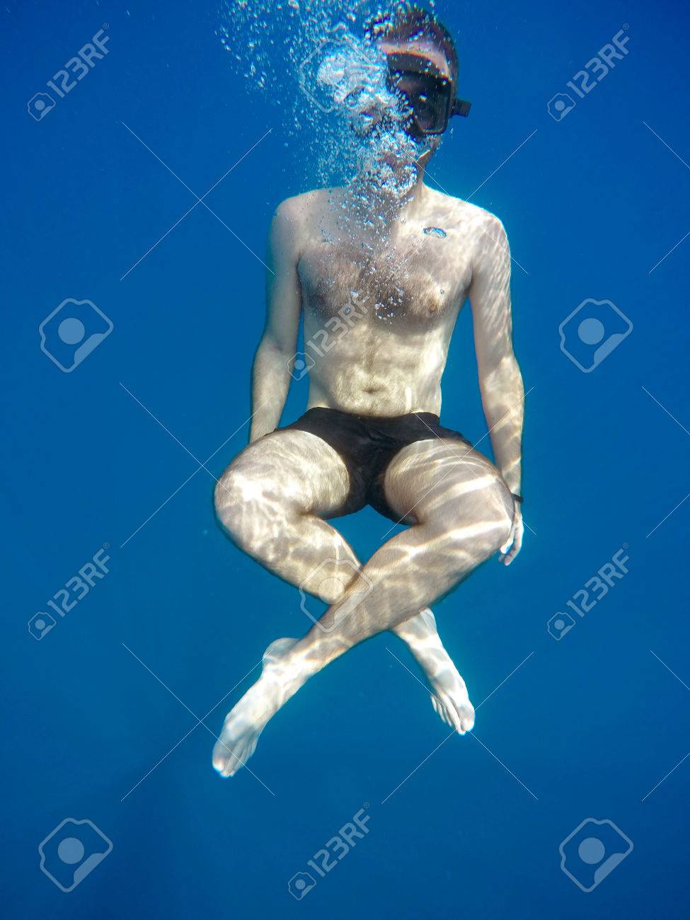 Retrato De Un Hombre Joven Causasian Meditando En Posición De Loto Bajo El  Agua. Sumergido Bajo El Buceo Libre De Agua, Las Piernas Cruzadas, Con Una  Máscara Y Soplando Burbujas. Fotos, retratos,