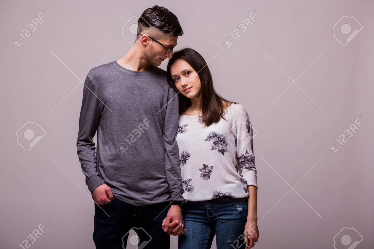 ロマンチックな愛のおしゃれカップルがカメラにポーズします 白い背景に 白人のカップル の写真素材 画像素材 Image