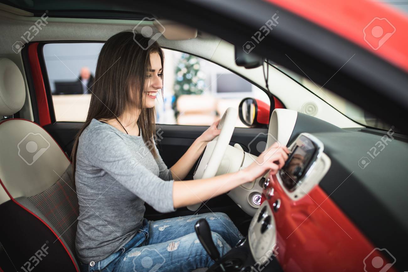 車のダッシュ ボード ラジオのクローズ アップ 女性がラジオを設定します の写真素材 画像素材 Image
