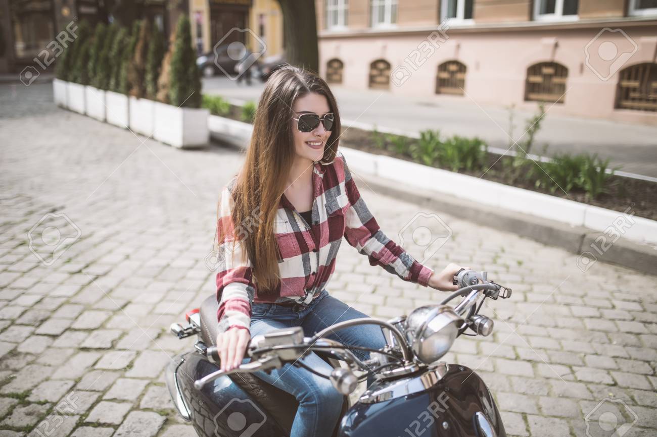 スクーター笑顔の魅力的な幸せな女 の写真素材 画像素材 Image