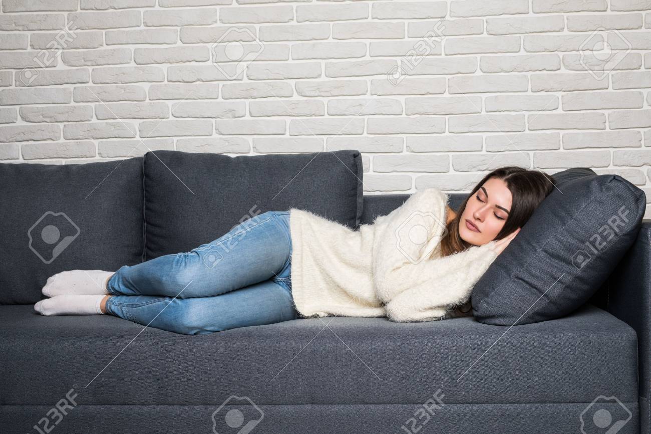 видеть во сне лежащего на диване