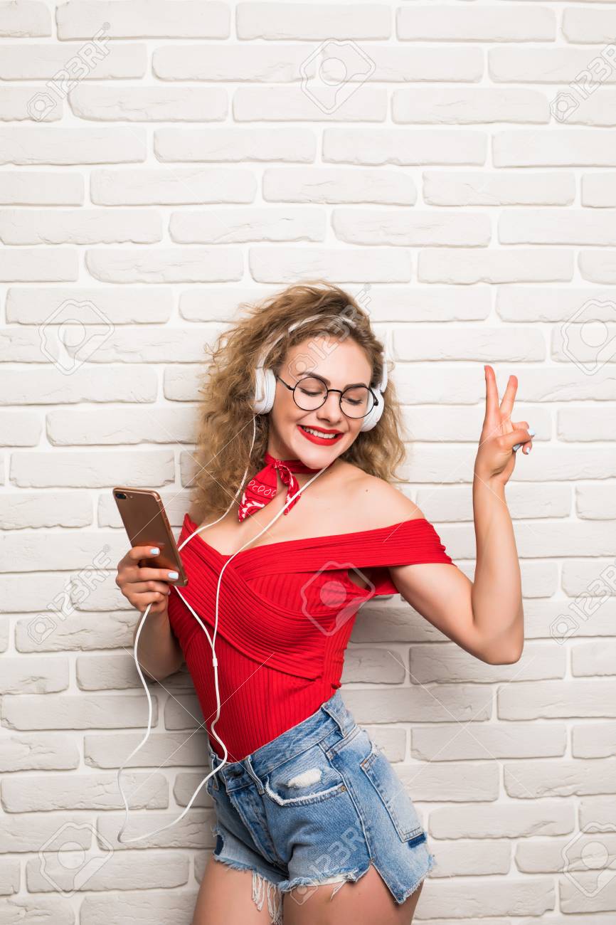 イヤホンで音楽聴いて幸せなきれいな女の子やかわいい美人女性モデル の写真素材 画像素材 Image