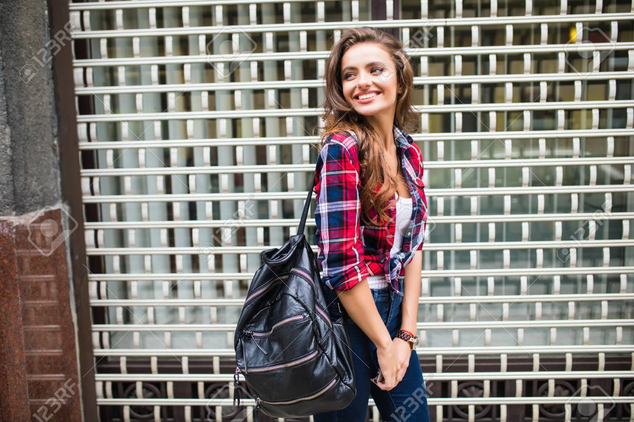 歩いている若いスタイリッシュな流行に敏感な女性の夏日当たりの良いライフ スタイル ファッション ポートレート の写真素材 画像素材 Image