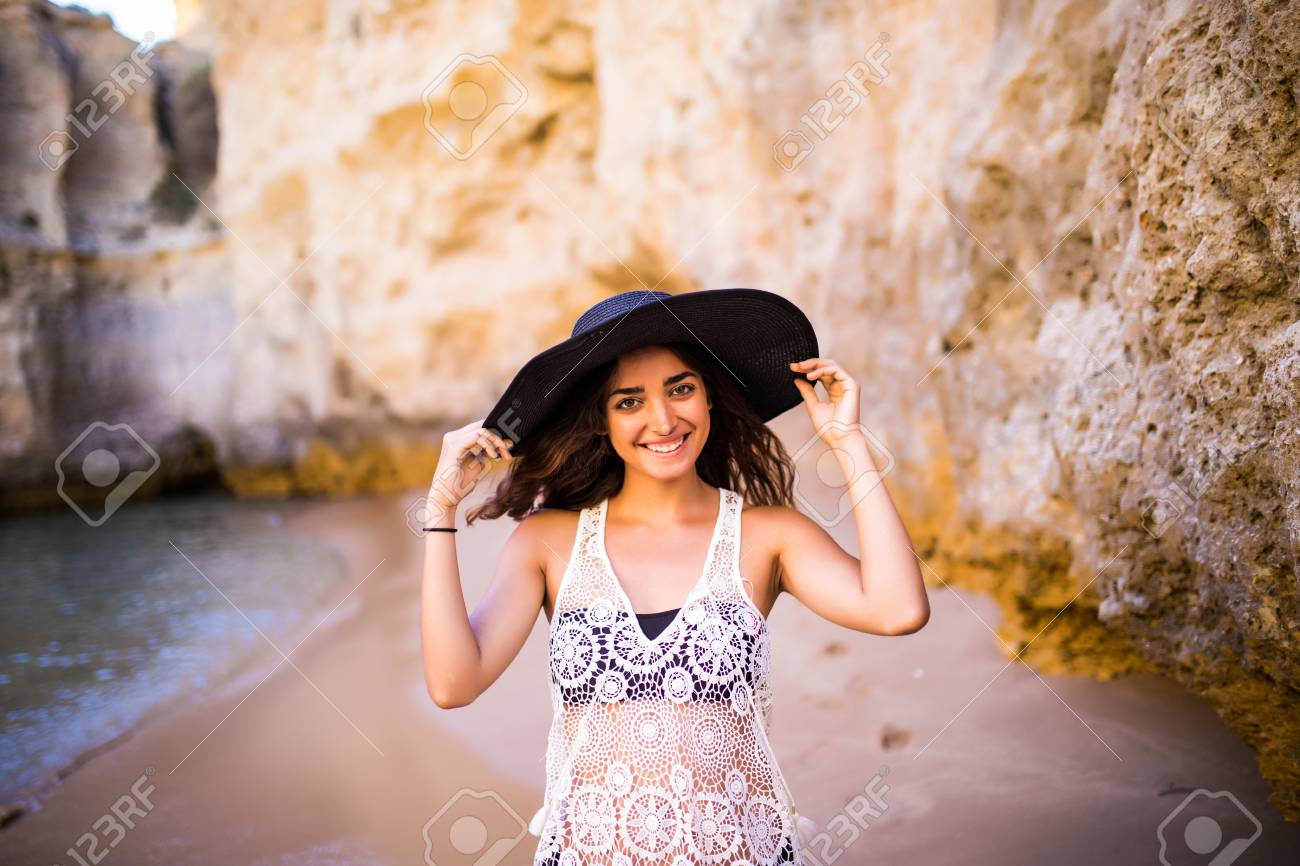 ラテン美女が海の近くのビーチでポーズの帽子着用します の写真素材 画像素材 Image 4363