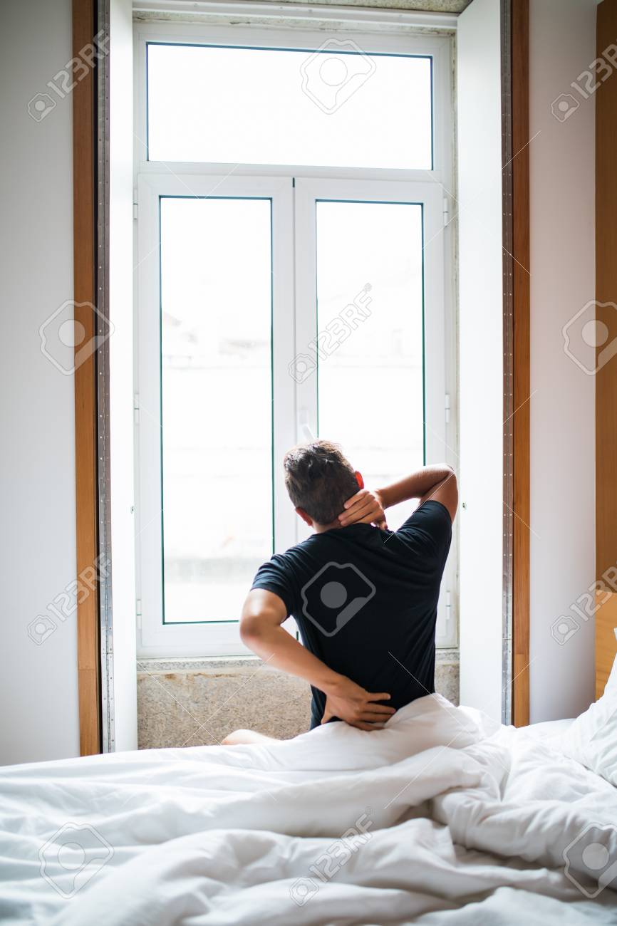 Man Fühlt Rückenschmerzen Im Bett Nach Dem Schlafen Lizenzfreie ... Man Fühlt Rückenschmerzen Im Bett Nach Dem Schlafen Lizenzfreie ...