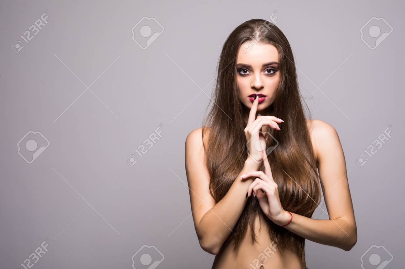 かわいい女の子　ヌード 大きな目と黒い眉毛を持つかわいい女の子、裸の肩、カメラと笑顔を見て、明るいヌードメイク、灰色のスタジオの背景を持つモデルの写真素材・画像素材  Image 90416442