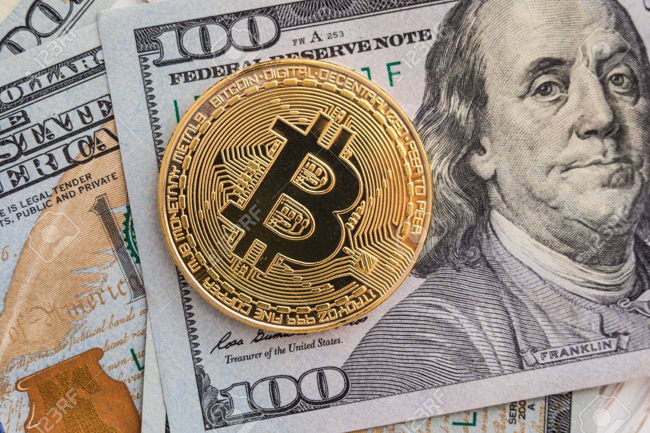 ビットコインドルBTC市場シンボル暗号通貨は、米国ドルを上回っています。紙幣の上に金メタルビットコイン。テキストと文言用のスペースをコピーします。の写真素材・画像素材  Image 92809752