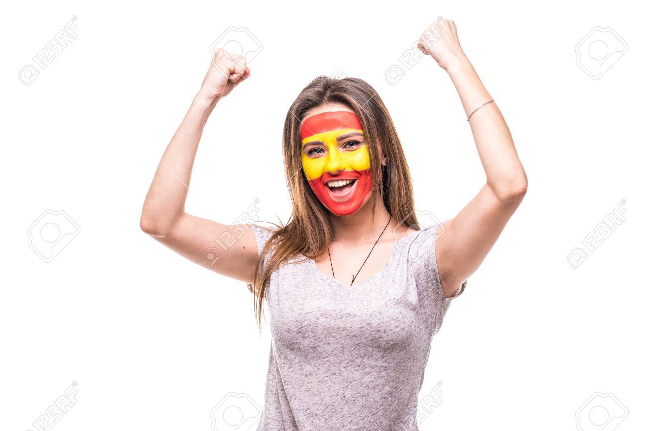 スペイン代表の可愛い女性サポーターファンは カメラに叫んで幸せな勝利を得るフラグの顔を描きました の写真素材 画像素材 Image